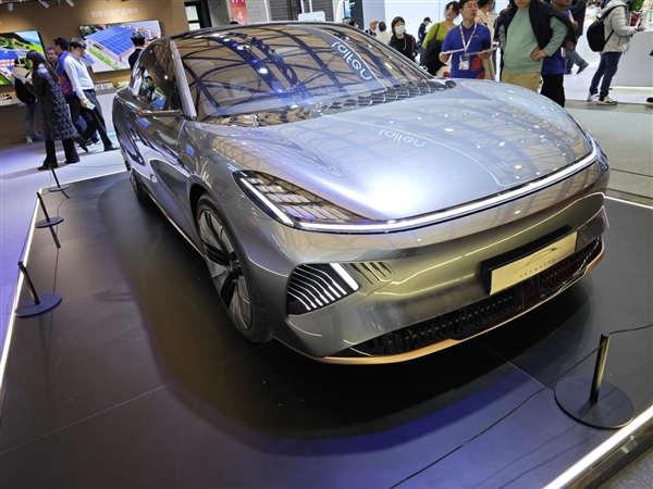 采用對開門設(shè)計 自帶彩電沙發(fā)！創(chuàng)維首款轎車SKYHOME亮相AWE 2024