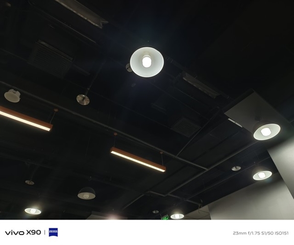 1個(gè)問(wèn)題4年還沒(méi)徹底解決！聊聊iPhone 15系列的“鬼影”問(wèn)題