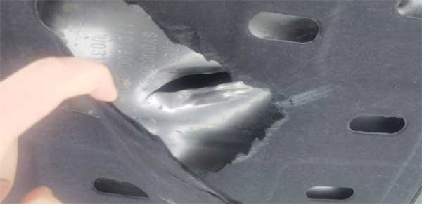 問界M7時速120km壓到鐵塊電池包被擊穿：冒煙未起火