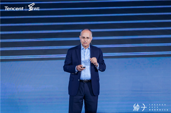 2000名學(xué)生決定包圍諾貝爾獎得主