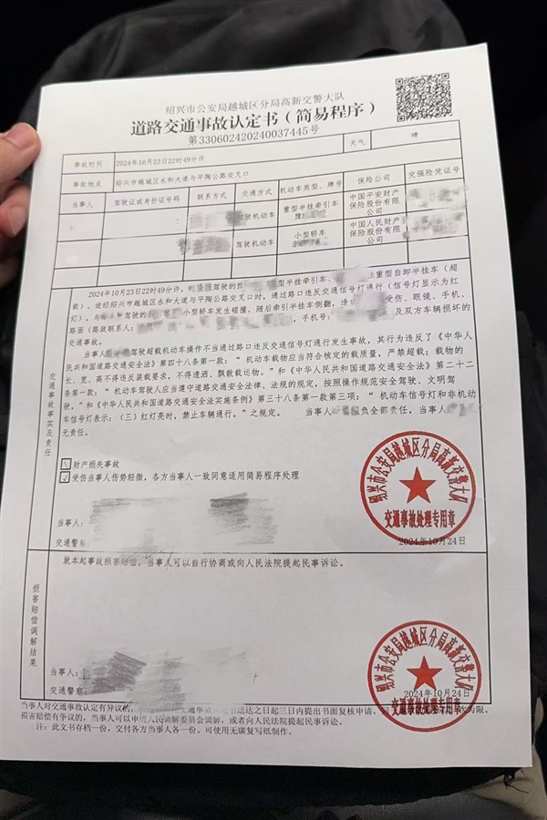 遭40噸土方車側(cè)傾壓頂！蔚來ET5T扛下了：車內(nèi)人員死里逃生