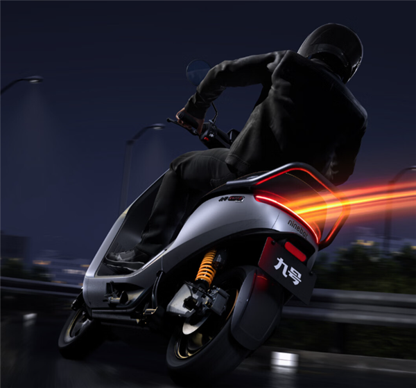 九號電動摩托車E300P MK2發(fā)布：零百加速5.9秒、最遠(yuǎn)跑135km