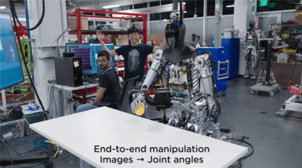 “擎天柱”來了！特斯拉人形機(jī)器人正式亮相門店：售價(jià)2萬美元 買嗎？