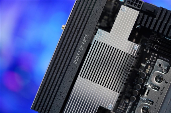 36相極致供電！華碩Pro WS TRX50-SAGE WIFI主板圖賞