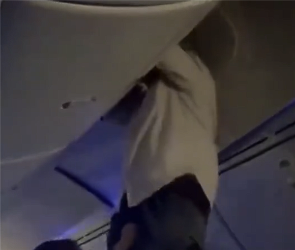 國外一航班遇湍流：頂棚掉落、有旅客被震進行李架