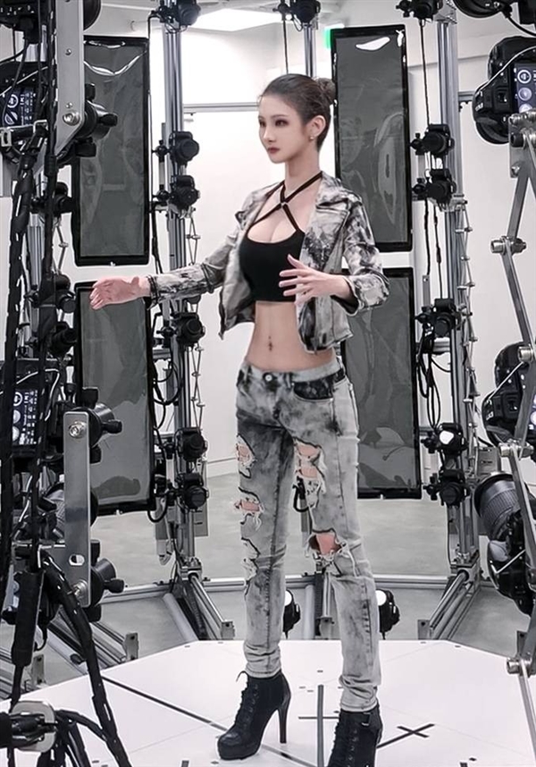 《星刃》服裝模特MyBoo幕后照：身材火辣不輸體模