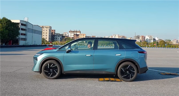 80萬(wàn)蔚來(lái)ET9香檳塔過(guò)減速帶如履平地！13萬(wàn)啟辰電車也來(lái)湊熱鬧