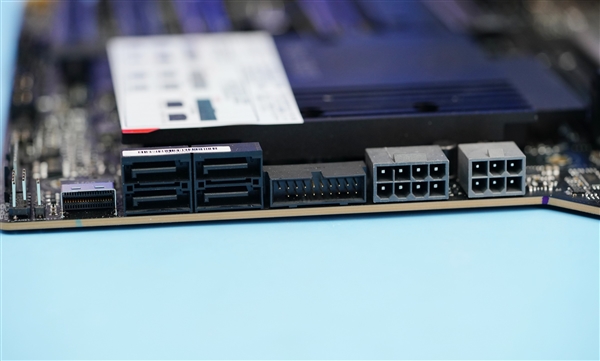 36相極致供電！華碩Pro WS TRX50-SAGE WIFI主板圖賞