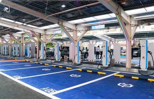 華為600kW液冷超充樁加持！中石油首座“超級(jí)充電+便利店”示范站投運(yùn)