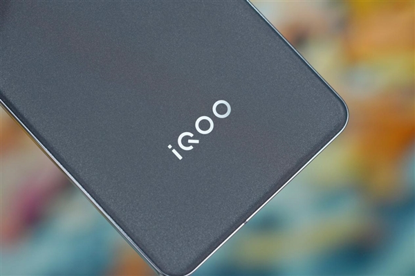 “萬(wàn)里舷窗”吸睛！iQOO 12賽道版圖賞