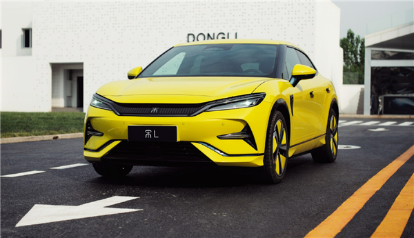 比亞迪宋L“大黃蜂版”實車曝光：連輪轂都黃了
