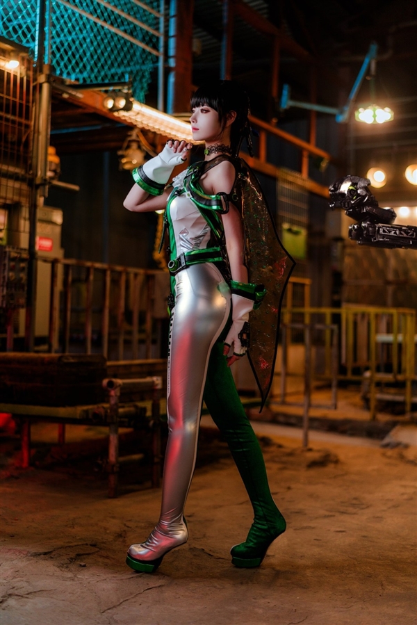 《星刃》女主伊芙新Cos美圖賞：顏值高 身材超棒！