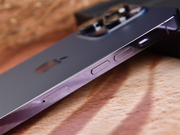 iPhone鈦合金對比不銹鋼體驗(yàn) 去年買了14 Pro后大悔