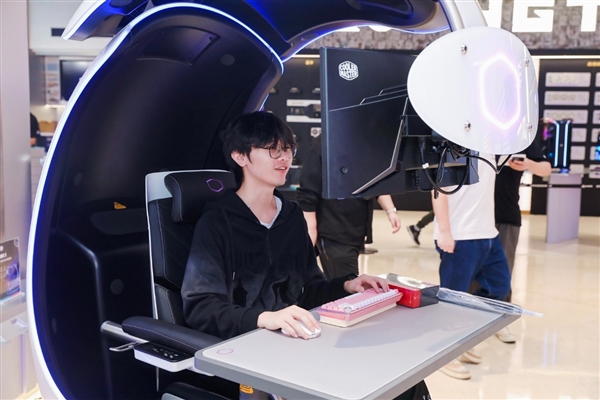 酷冷至尊機電散新品齊發(fā)：10萬的電競艙、4.3萬的液冷主機、3萬的“鞋子”