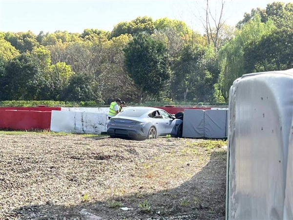 小米SU7賽道上墻火了！你還真不能怪剎車片