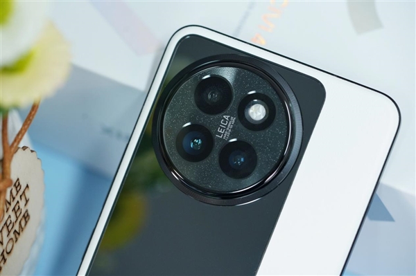 黑白經(jīng)典撞色！小米Civi4 Pro黑與白版圖賞