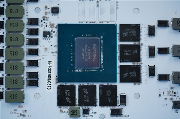 純白高顏值！影馳20周年款RTX 4070顯卡圖賞