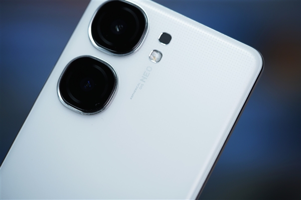 驍龍8 Gen3雙芯戰(zhàn)神！iQOO Neo9S Pro+星曜白圖賞