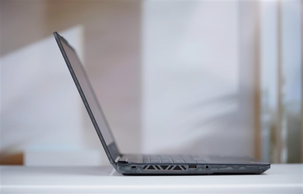 賽博機(jī)械風(fēng)十足！微星新款星影15 Air圖賞