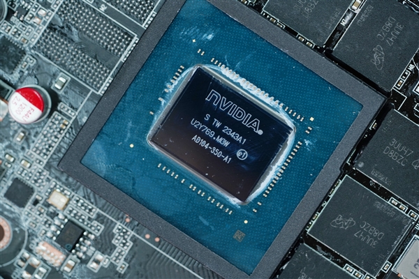 夢幻斑斕！索泰RTX 4070 SUPER X-GAMING OC歐泊白圖賞