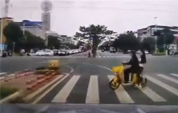 吉利星越L路口搶黃燈遇上闖紅燈電動(dòng)車：兩女子被撞倒地不起