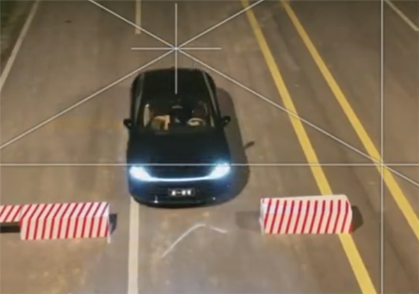 6臺(tái)智能汽車同臺(tái)比拼LCC過限寬墩：兩款車直接往上撞