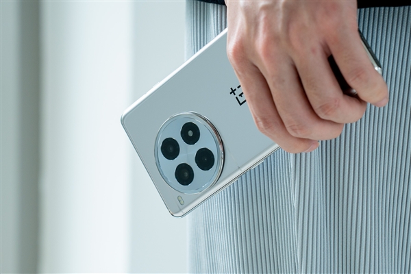 一加Ace 3 Pro上手：陶瓷質感手感絕了
