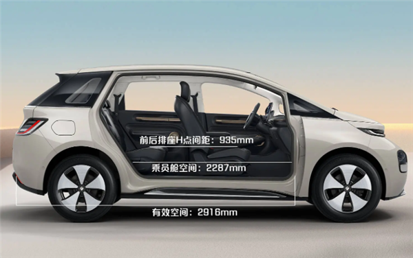 “得房率”67.9 %！寶駿云朵超大車(chē)內(nèi)空間曝光 魔方儲(chǔ)物空間啥都能裝