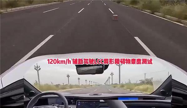 華為NCA救命！車主夜間高速行車遇事故車輛：識別降速變道一氣呵成