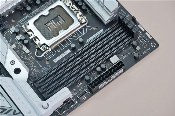 身披銀白戰(zhàn)甲！華碩ROG STRIX Z790-A GAMING WIFI D4吹雪主板圖賞