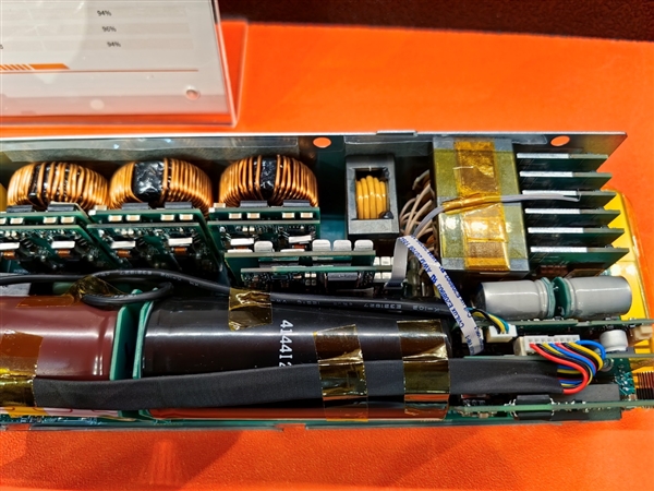 鑫谷展示5500W CRPS電源：轉(zhuǎn)換效率96％ 鈦金標準