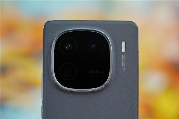 “萬(wàn)里舷窗”吸睛！iQOO 12賽道版圖賞