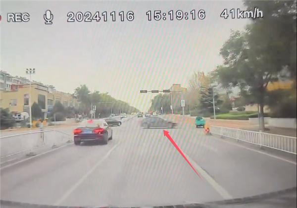 一特斯拉Model 3疑失控：撞毀一輛高爾夫后才停下