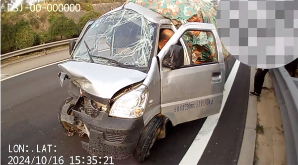 教科書(shū)級(jí)反面操作 男子高速爆胎后猛踩剎車(chē)打方向：直接失控