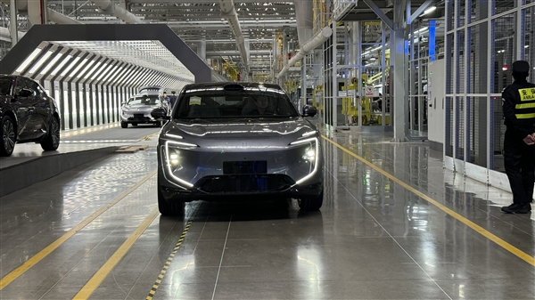 與聯(lián)通、華為聯(lián)合打造 長安汽車數(shù)智工廠正式掛牌：首車已量產(chǎn)下線