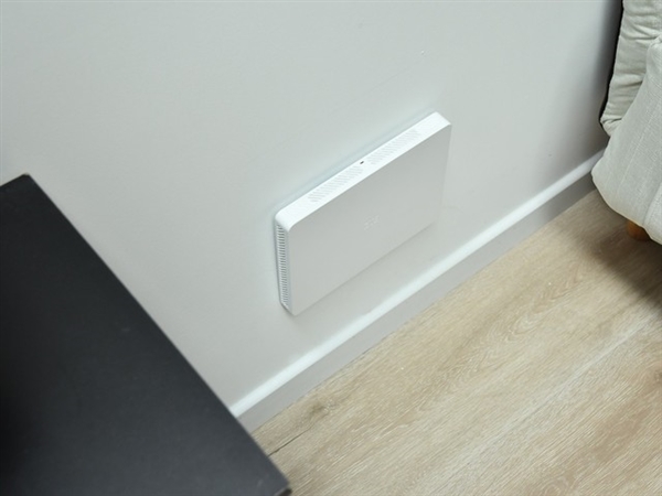 中興晴天墻面路由器全面評(píng)測(cè)：一貼上墻凌亂桌面拯救者