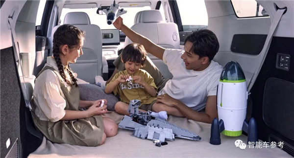 38.8萬(wàn)！全球首款后輪轉(zhuǎn)向MPV開(kāi)售：空懸冰箱彩電也標(biāo)配了