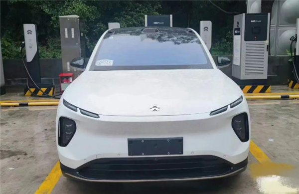 特斯拉Model Y的勁敵來了 溜背造型+電動(dòng)尾翼 全新蔚來EC6實(shí)車曝光 