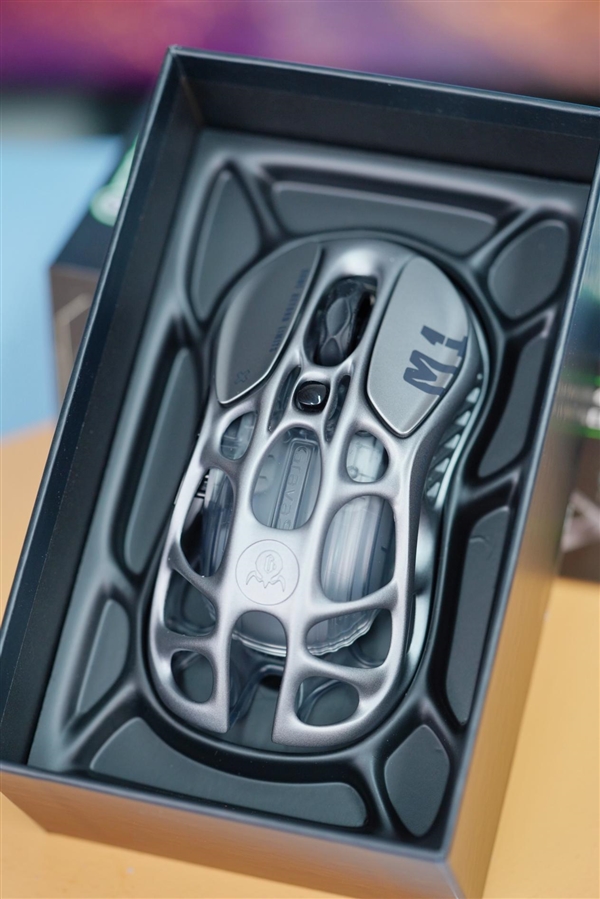 鏤空設(shè)計很科幻！重力星球破繭三模游戲鼠標圖賞