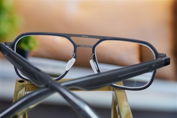 30.9克超輕設(shè)計(jì)！界環(huán)AI音頻眼鏡圖賞