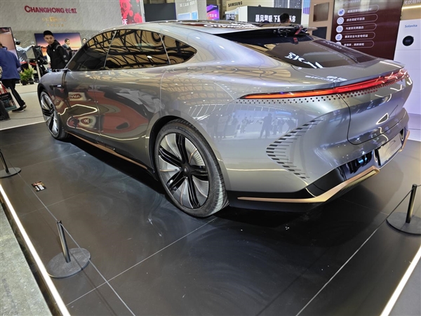 采用對開門設(shè)計 自帶彩電沙發(fā)！創(chuàng)維首款轎車SKYHOME亮相AWE 2024