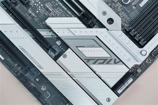 身披銀白戰(zhàn)甲！華碩ROG STRIX Z790-A GAMING WIFI D4吹雪主板圖賞