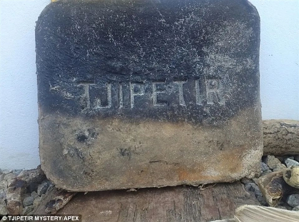 多國(guó)海灘頻現(xiàn)神秘方塊 一模一樣還有字：有人猜來自泰坦尼克號(hào)