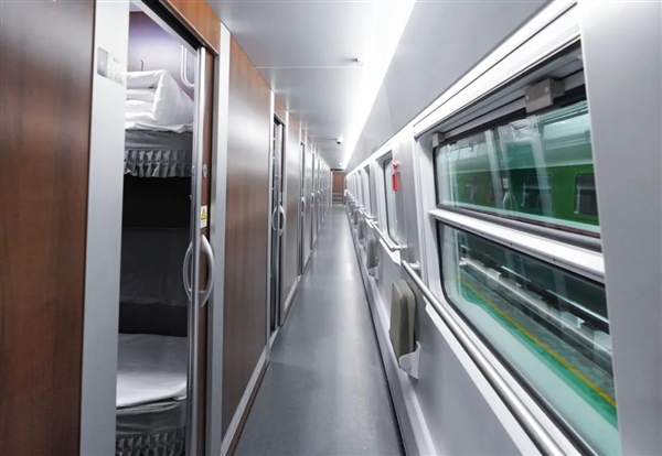 娃哈哈配色！復(fù)興號(hào)CR200J-C新車(chē)型全揭秘：主打臥鋪