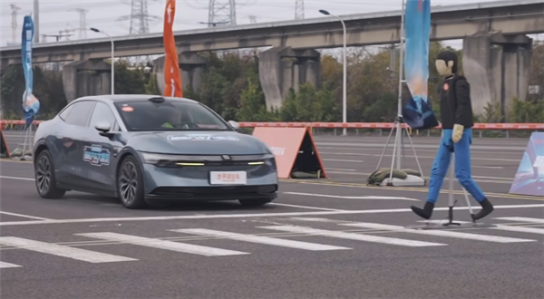 華為、特斯拉、蔚小理！14款熱門(mén)車(chē)同場(chǎng)比拼AEB：猜誰(shuí)是大贏家