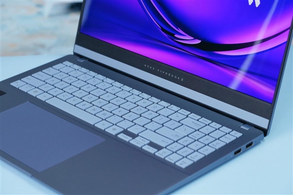 2.8K OLED高刷屏！華碩無畏Pro15 2024高能AI超輕薄本圖賞