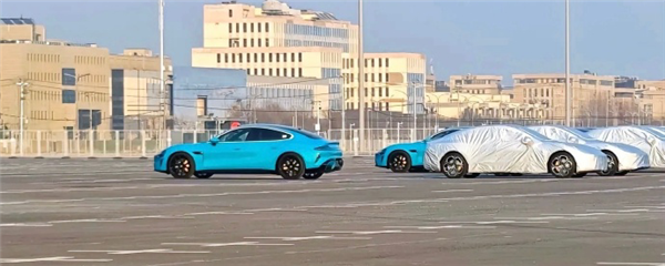 小米汽車量產(chǎn)在即！有網(wǎng)友拍到成排SU7列隊(duì)工廠內(nèi)：距上市開賣已不遠(yuǎn)