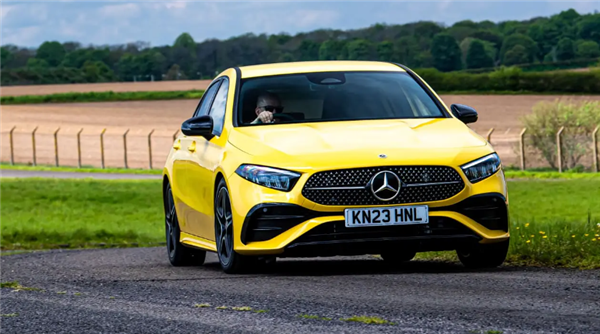 年輕人的第一輛進(jìn)口奔馳來了！全新奔馳A級兩箱版曝光