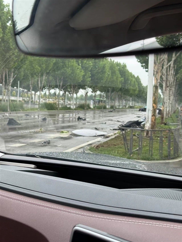 法拉利首款SUV國內(nèi)現(xiàn)嚴重車禍：發(fā)動機都脫離了母體