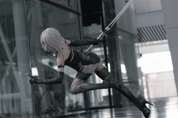 日本美女Cos《尼爾：機械紀元》A2：戰(zhàn)損妝容很棒